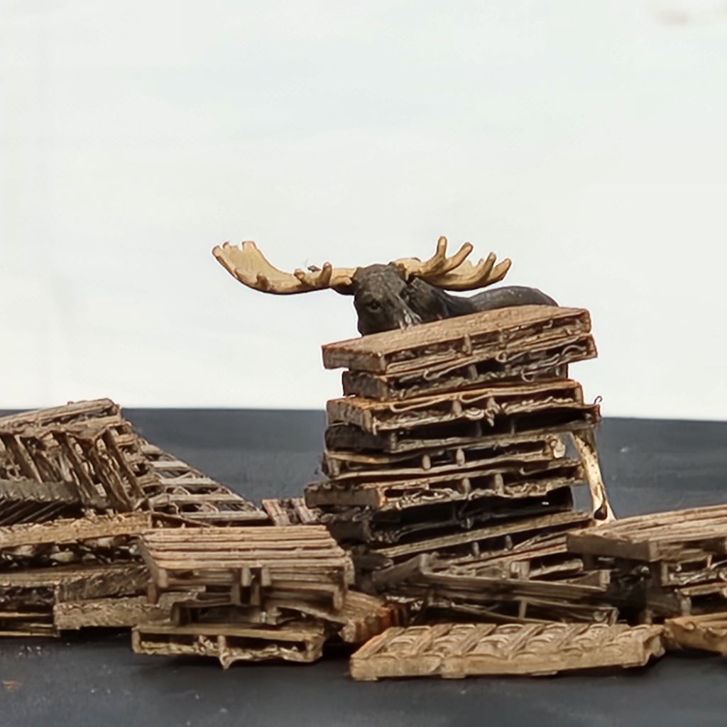 Weathered Pallets in HO Scale 1:87 with Preiser Moose HO as scale reference