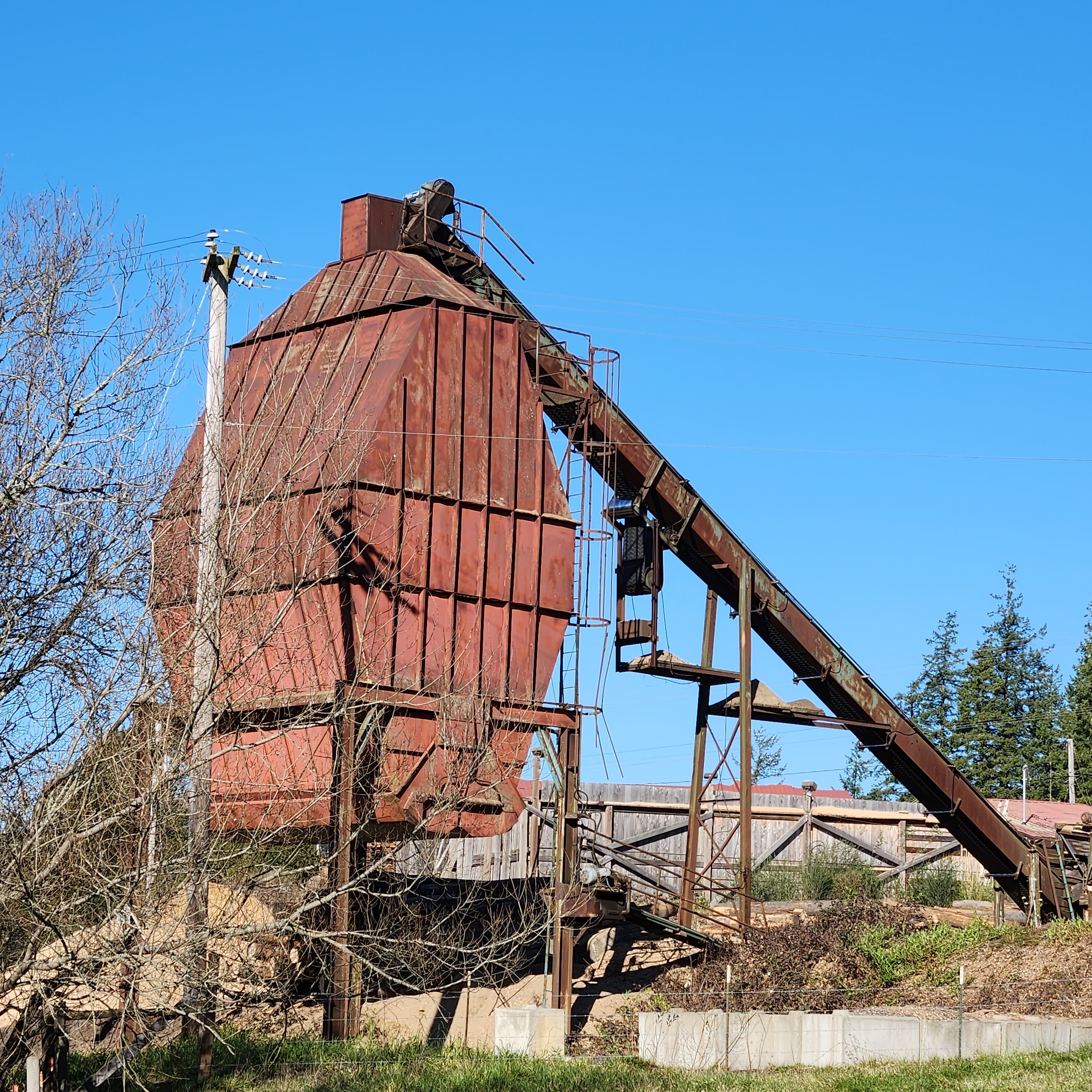 wood chip storage bin prototype 1:1 with conveyor belt located in southern Oregon USA photo by Roger Rasmussen, Coastman's Scenic Products, CSP LLC Port Orford, Oregon USA